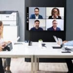 Xerox® B410 Drucker am Arbeitsplatz Personen in einem Besprechungsraum vor dem Drucker Xerox® B410