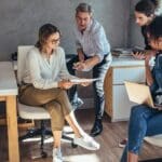 Xerox® VersaLink® B620 Office-Drucker am Arbeitsplatz Personen in einem Büro neben dem Xerox® VersaLink® B620 Office-Drucker