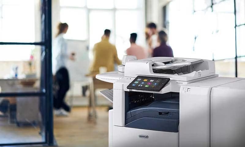 Xerox® AltaLink-Multifunktionsdrucker in einem Büro Xerox® AltaLink-Multifunktionsdrucker in einem Büro
